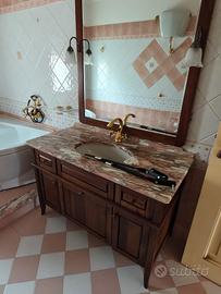 mobile bagno classico con specchera e rubinetti