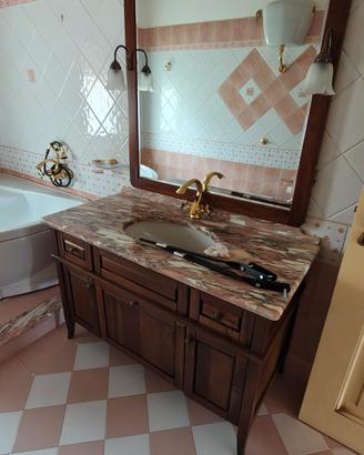 mobile bagno classico con specchera e rubinetti