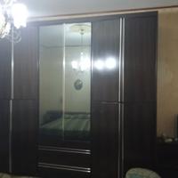 camera da letto in legno scuro 