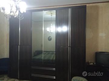 camera da letto in legno scuro 