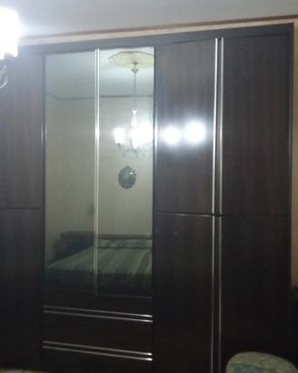 camera da letto in legno scuro 
