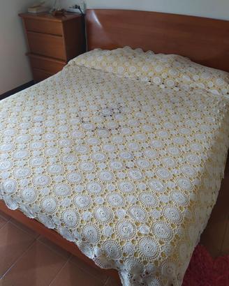 Copriletto di cotone all'uncinetto