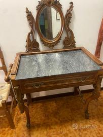 antica toeletta in legno