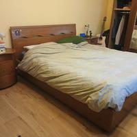 letto con coppia di comodini