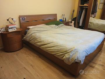letto con coppia di comodini
