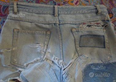 Jeans strappati - con strappi e toppe