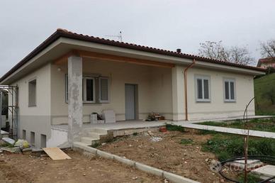 Casa indipendente di 200 m² con 5 locali e box aut