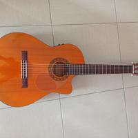 Chitarra mezza spalla amplificata.