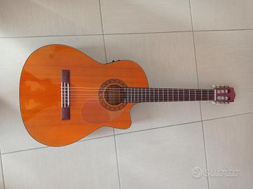 Chitarra mezza spalla amplificata.