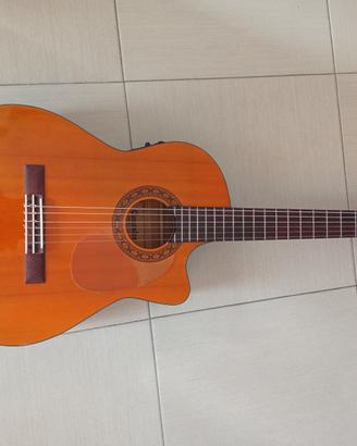 Chitarra mezza spalla amplificata.