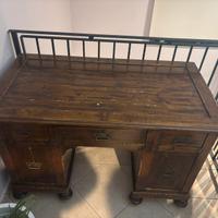 Scrivania in legno con cassetti