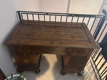 Scrivania in legno con cassetti
