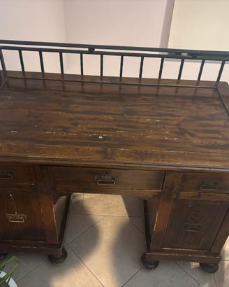 Scrivania in legno con cassetti