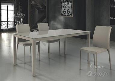 Tavolo con piano in vetro struttura in metallo Cod