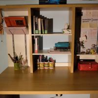 Scrivania con libreria 