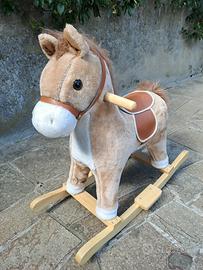 Cavallo a dondolo in peluche 