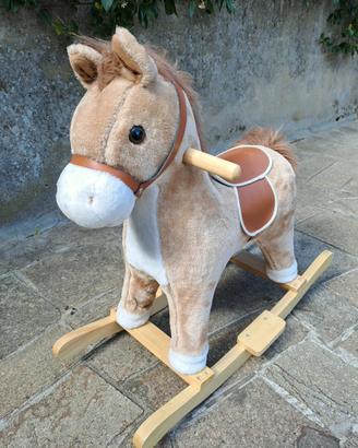 Cavallo a dondolo in peluche 