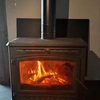 Stufa a legna con tubi 