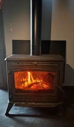 Stufa a legna con tubi 