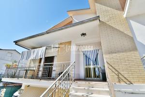 Appartamento in bifamiliare con giardino