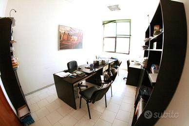 Ufficio arredato pronto sala riunioni posti auto