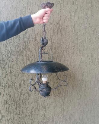 Lampadario vintage in ferro battuto