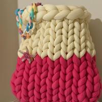 Borsa chunky bicolor con spilla e tracolla colorat