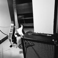 Basso fender e ibanez e amplificatore