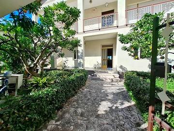 Villetta in bifamigliare luminosa con ampio giardi