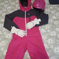 Tuta guanti e casco da sci