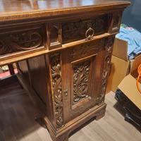 Scrivania in legno massiccio intarsiata