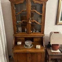 Credenza con vetrina a ribalta in noce