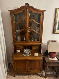 Credenza con vetrina a ribalta in noce