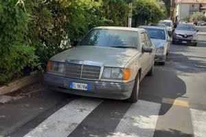 Mercedes 200 E più carrello