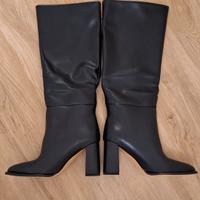 Stivali alti, color nero, con tacco