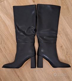 Stivali alti, color nero, con tacco