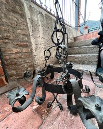 Lampadario antico in ferro battuto a 6 luci