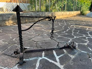 Antico Alare da Camino in Ferro Battutto