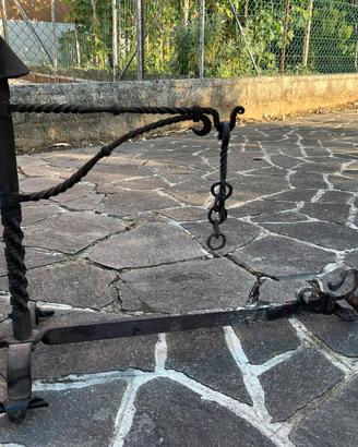 Antico Alare da Camino in Ferro Battutto