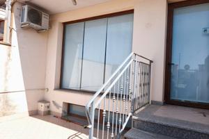 Locale commerciale su due livelli con rampa