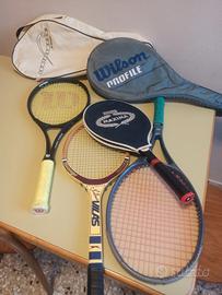 quattro racchette da tennis. 
