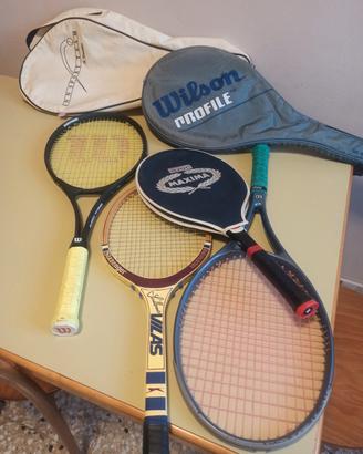 quattro racchette da tennis. 