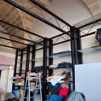 Scaffale in metallo con  ripiani in vetro