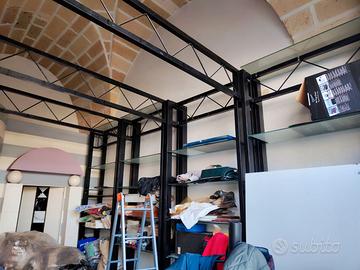 Scaffale in metallo con  ripiani in vetro