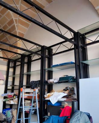 Scaffale in metallo con  ripiani in vetro