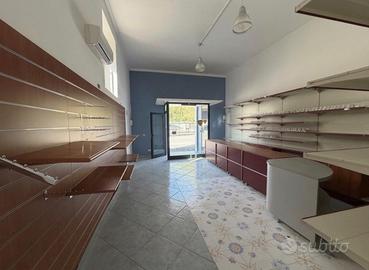 Locale commerciale con parcheggio