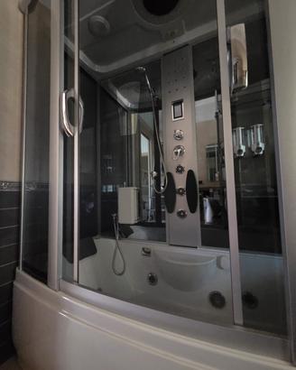 Vasca idromassaggio  con cabina doccia