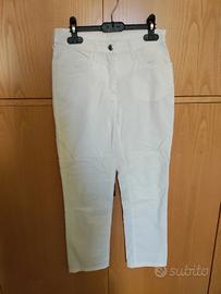 pantaloni bianchi a pinocchietto 