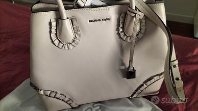 borsa Kors con etichette 