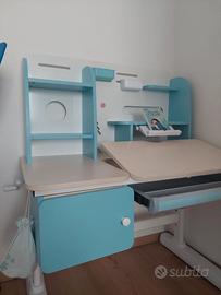 Scrivania per ragazzo con leggio